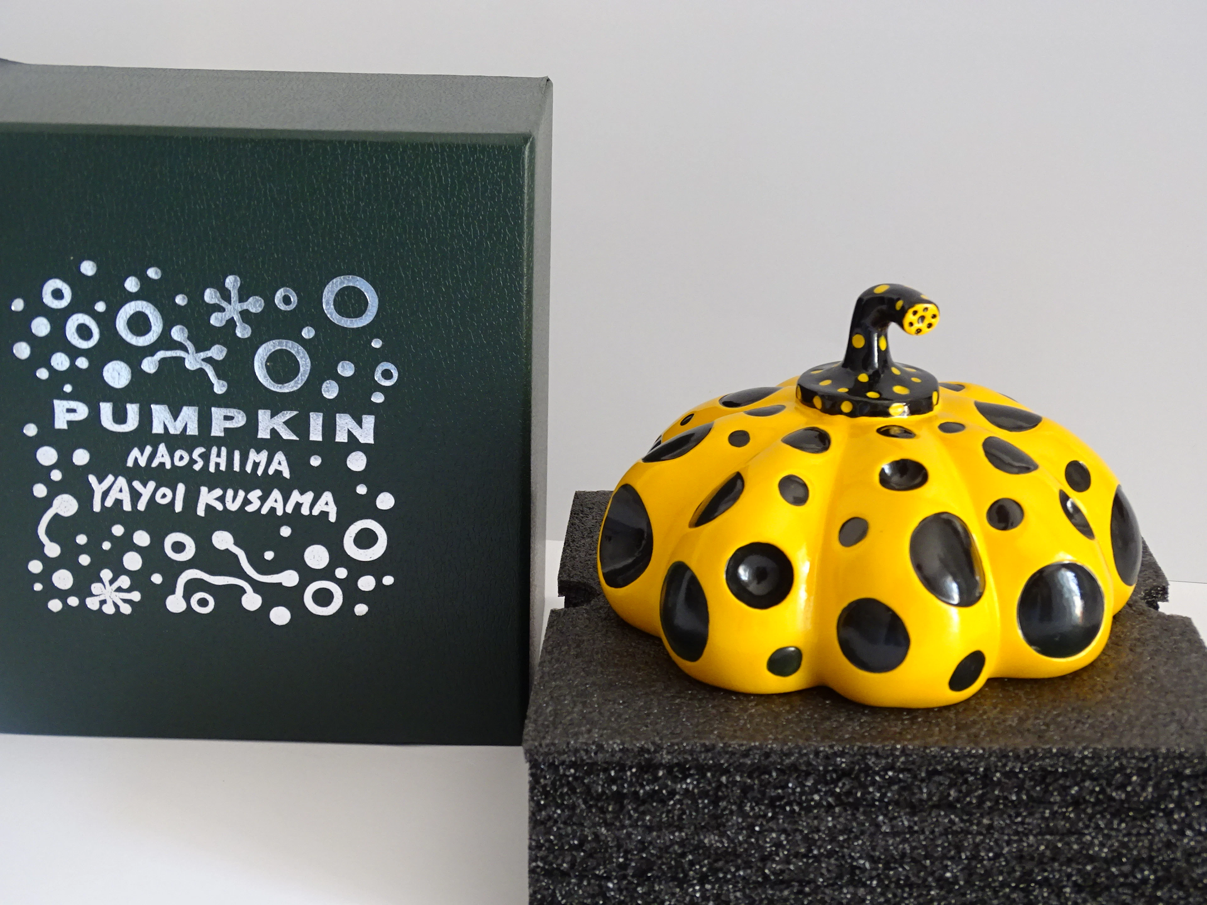 Yayoi KUSAMA : Citrouille de Naoshima (jaune et noire) - Sculpture