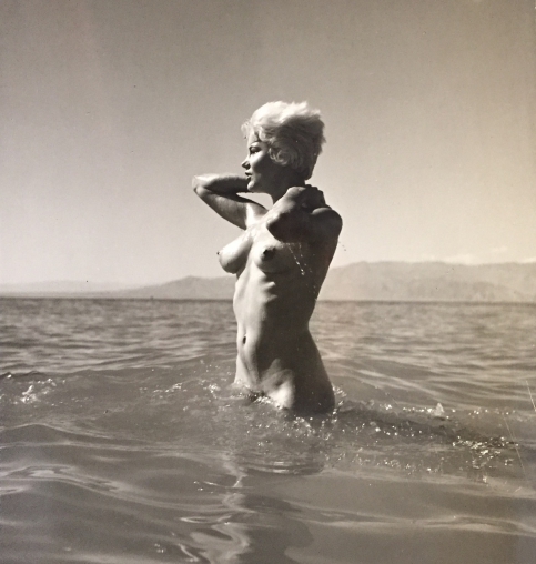André de DIENES - Nu à la mer, 1960, Photographie