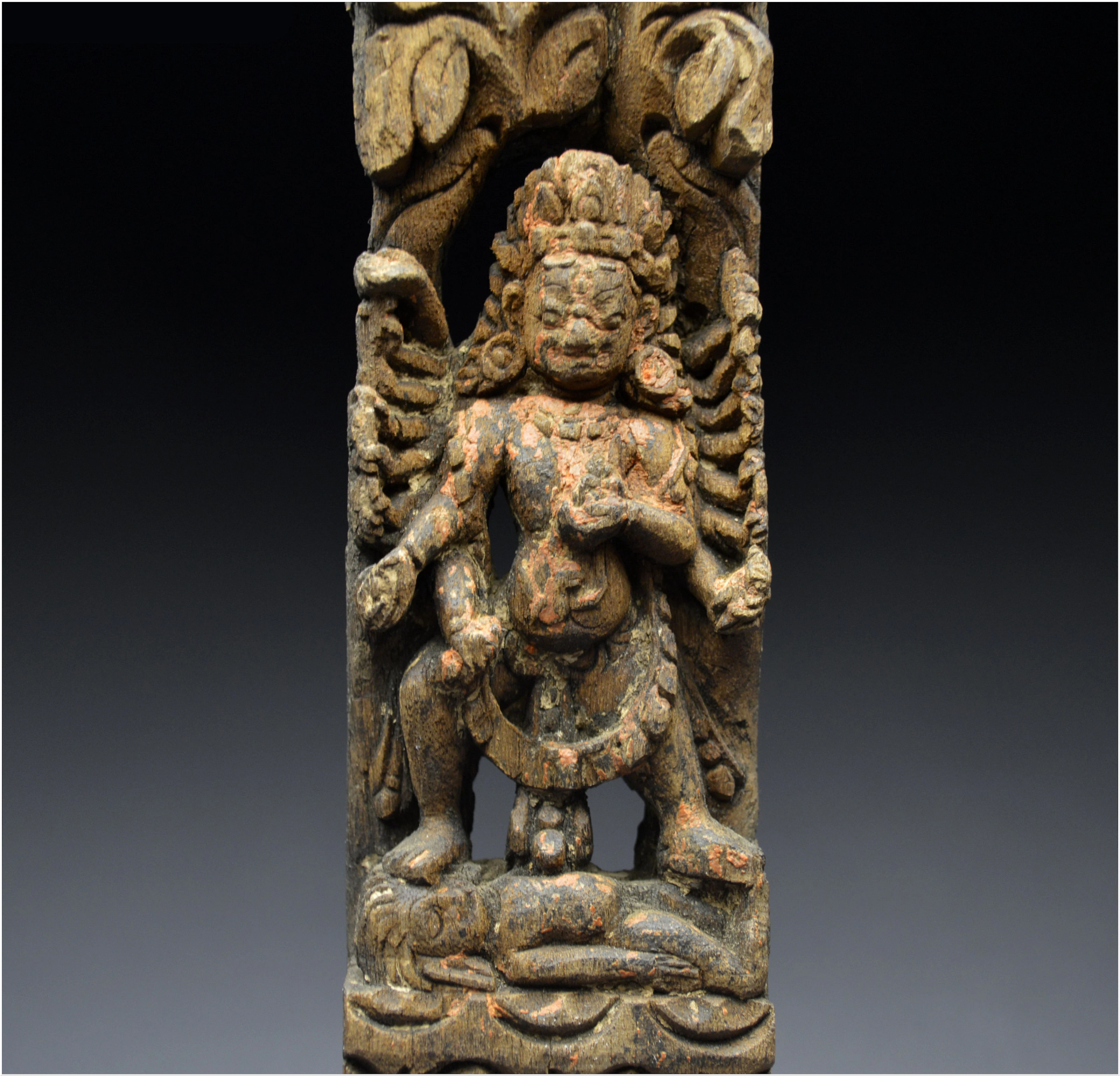 Népal, XVIème - XVIIème siècle, Sculpture de Shiva en bois sous sa