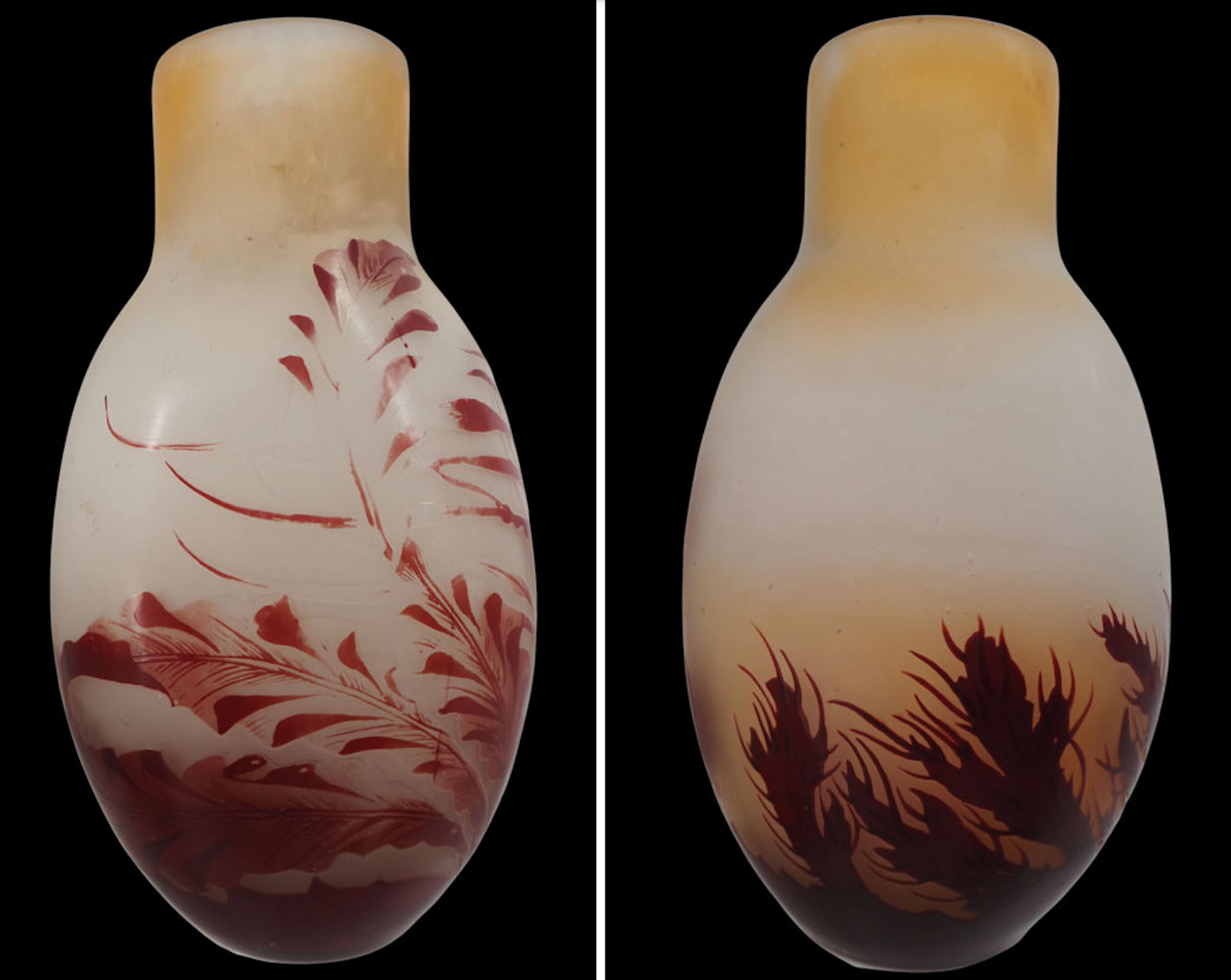 Émile GALLE - Vase en pate de verre à décor de feuillages et bourgeons