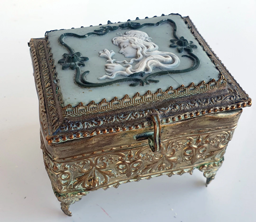 Boite à bijoux ancienne, avec Camay - Tête jeune fille 19th - Métal cisellé