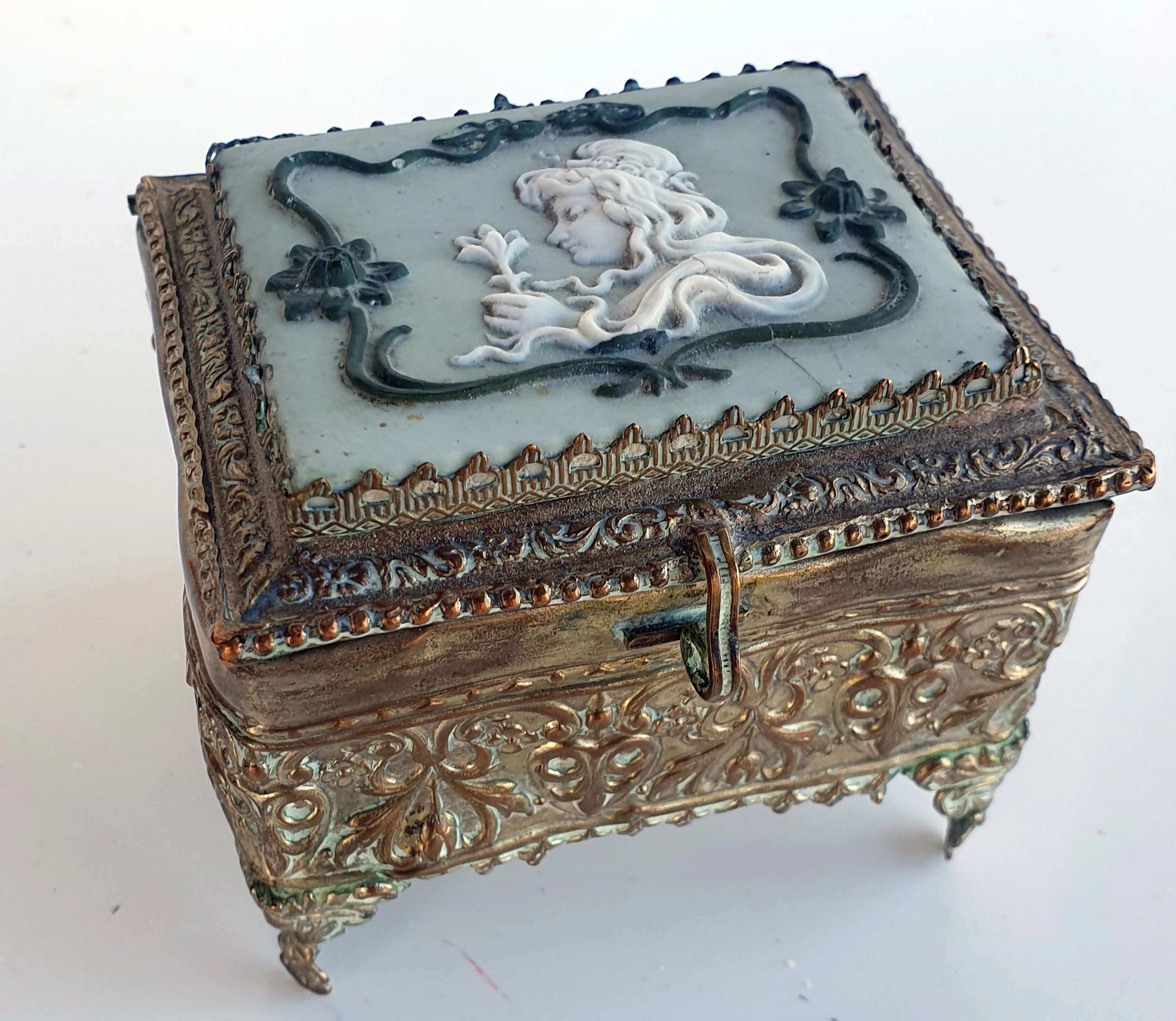 Boite à bijoux ancienne, avec Camay - Tête jeune fille 19th - Métal cisellé