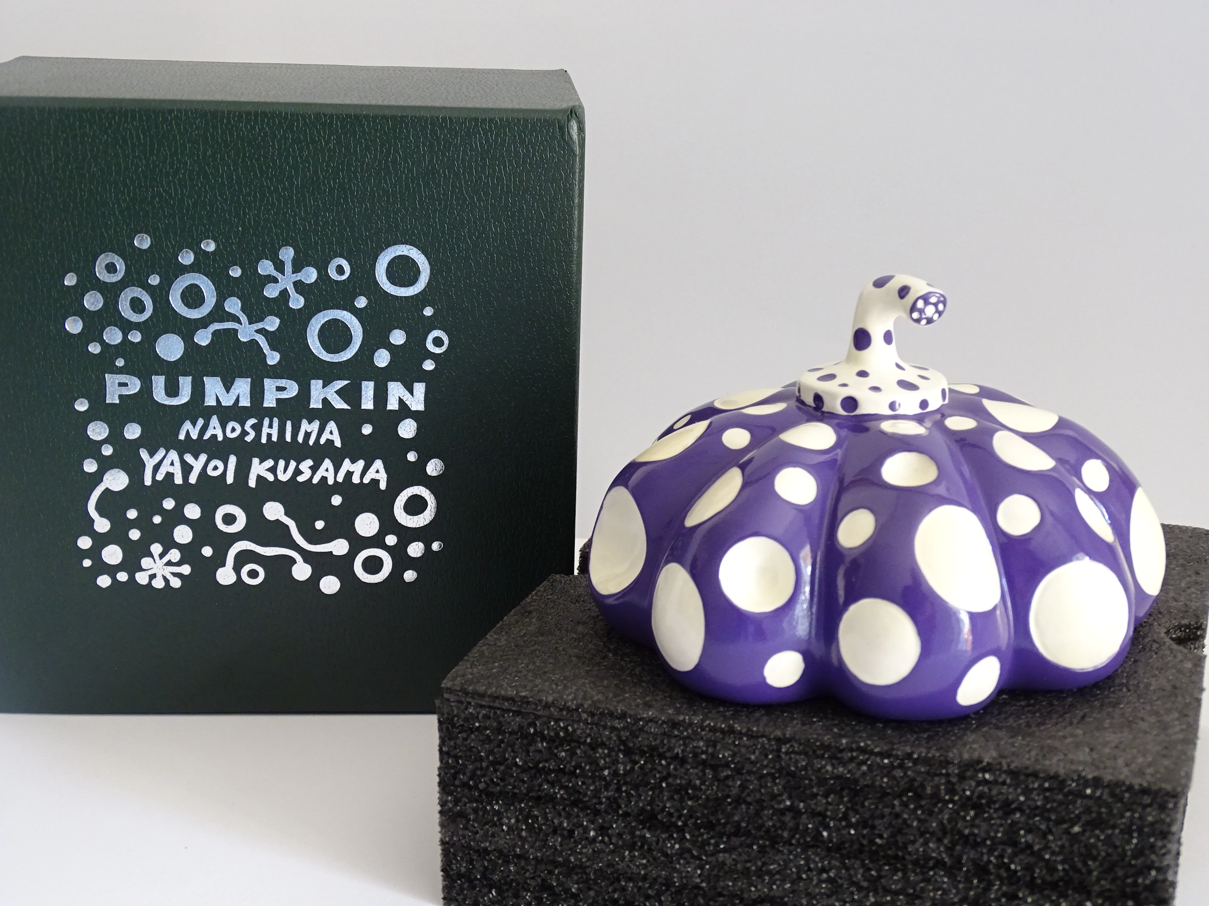 Yayoi KUSAMA : Citrouille de Naoshima (violet) - Sculpture