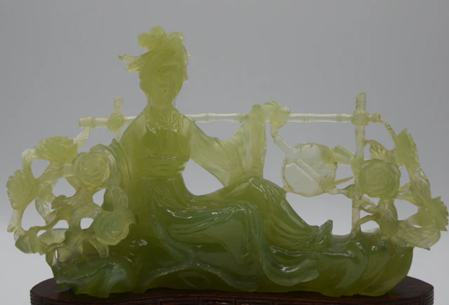 Statuette sculptée à la main, en serpentine, femme avec deux bouquets de fleurs