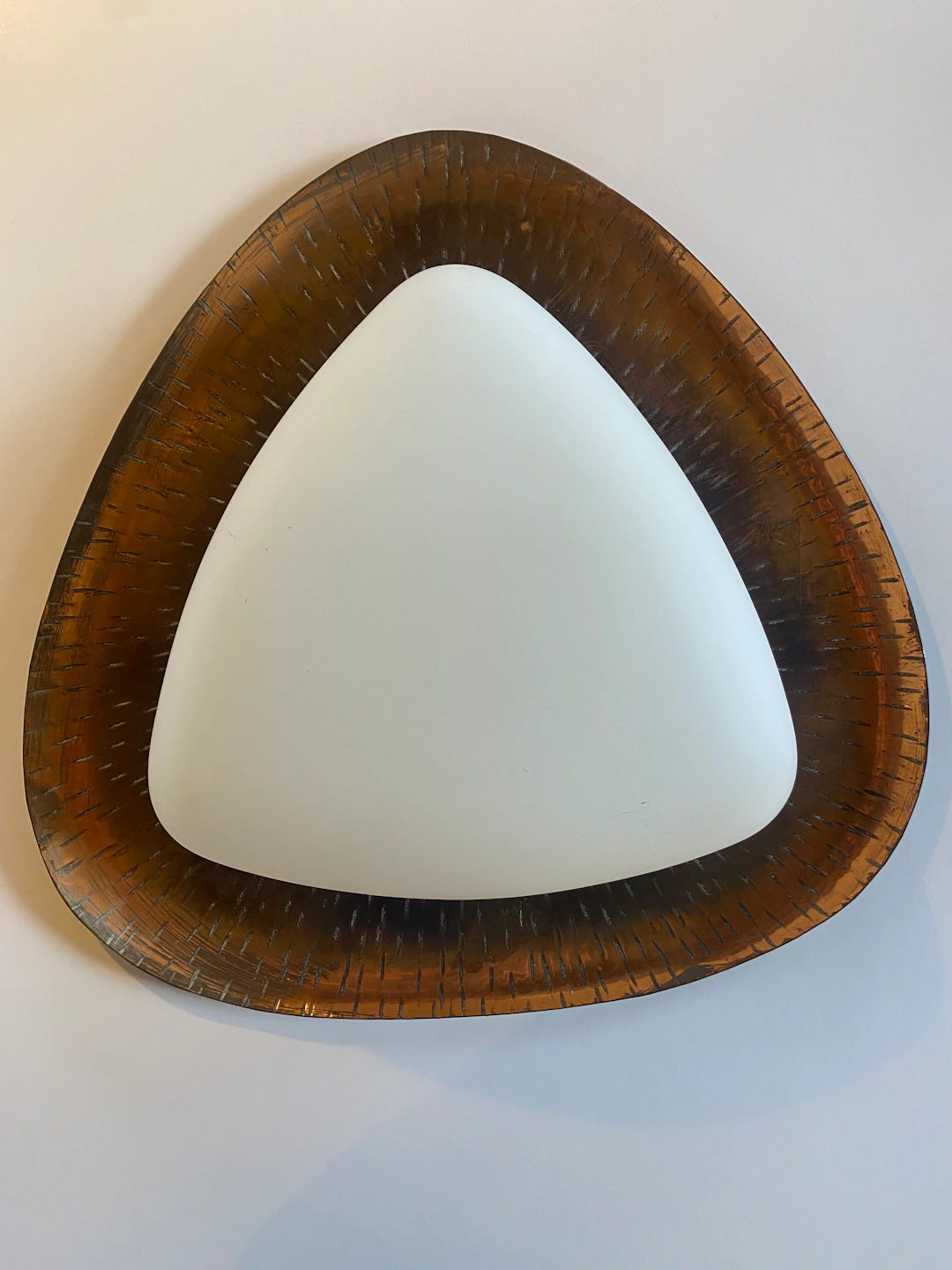 Goffredo Reggiani . applique triangulaire en verre opalin et cuivre