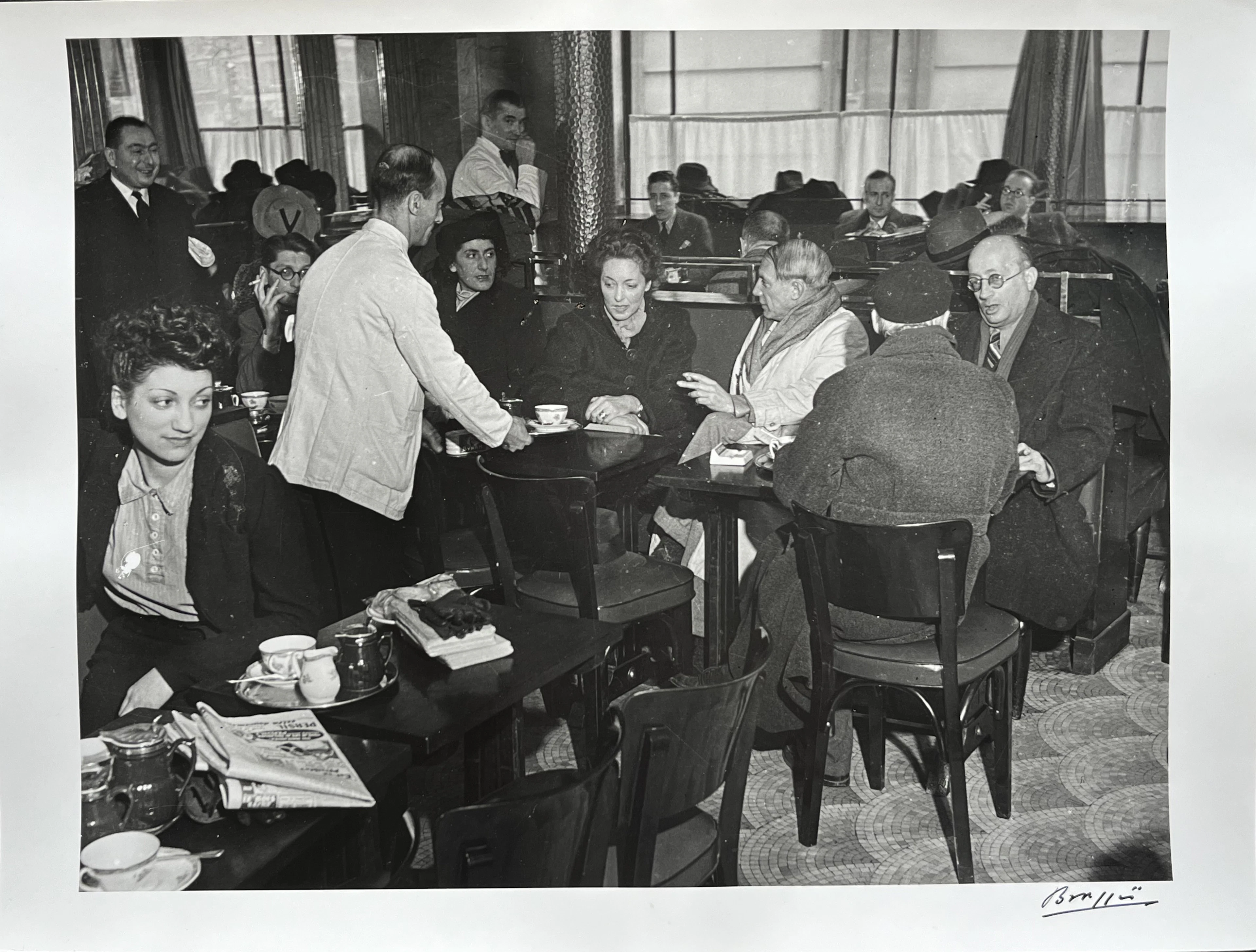 BRASSAÏ - Pablo Picasso au café de Flore, 1939 - Tirage argentique, signé