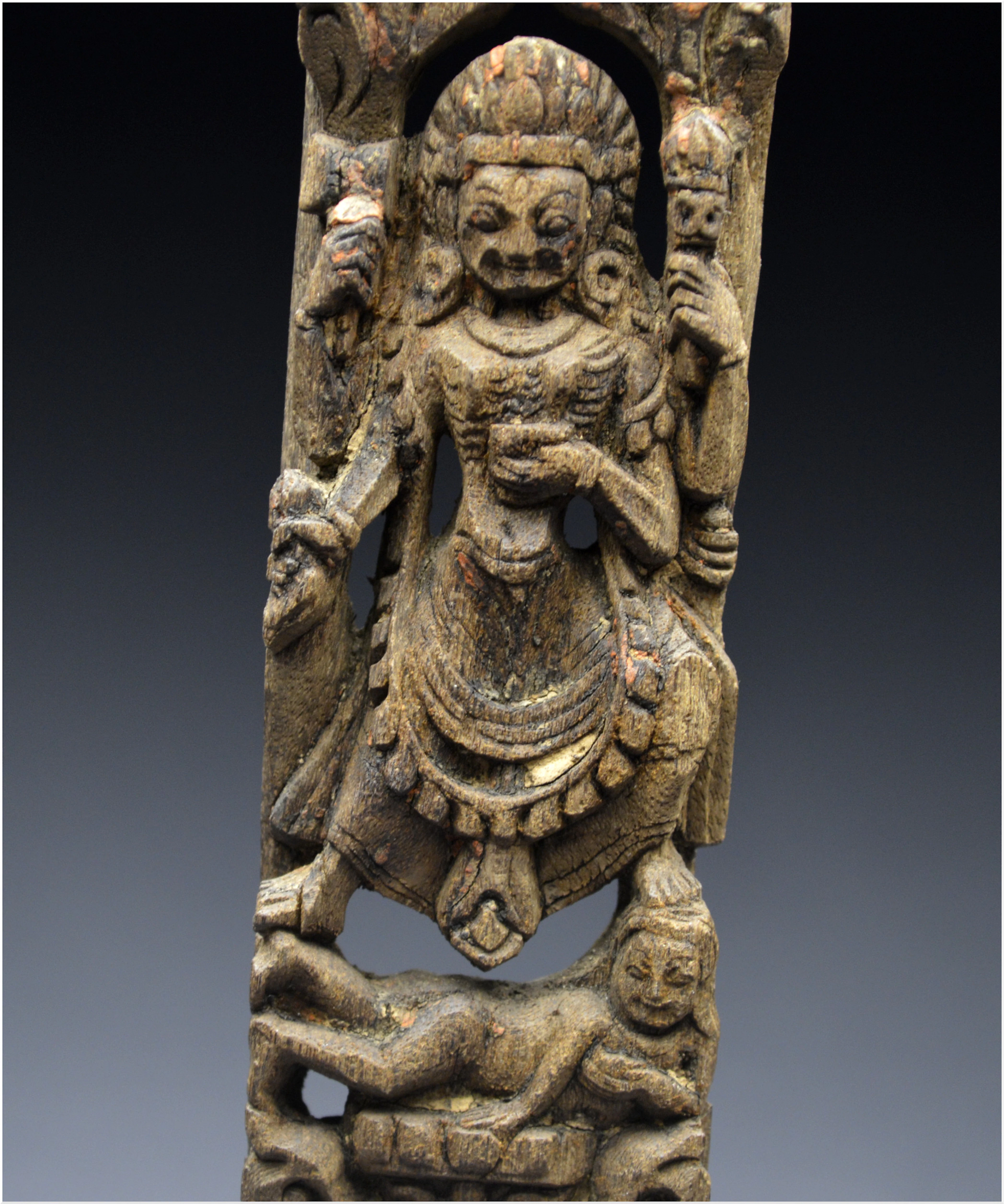 Népal, XVIème - XVIIème siècle, Sculpture de Kali en bois sous son
