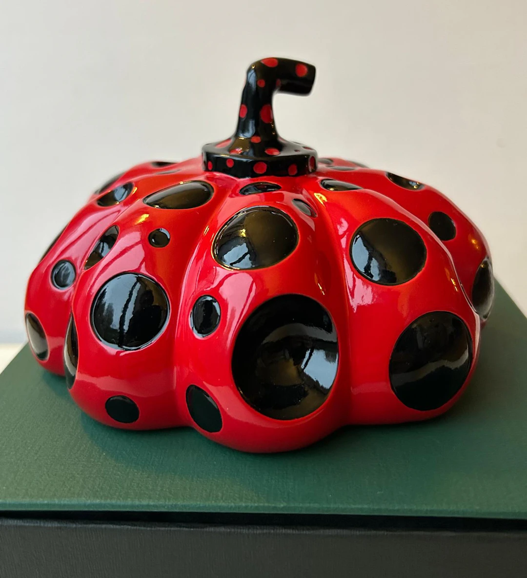 Yayoi KUSAMA : Naoshima Pumpkin (Rouge et Noir) - Sculpture