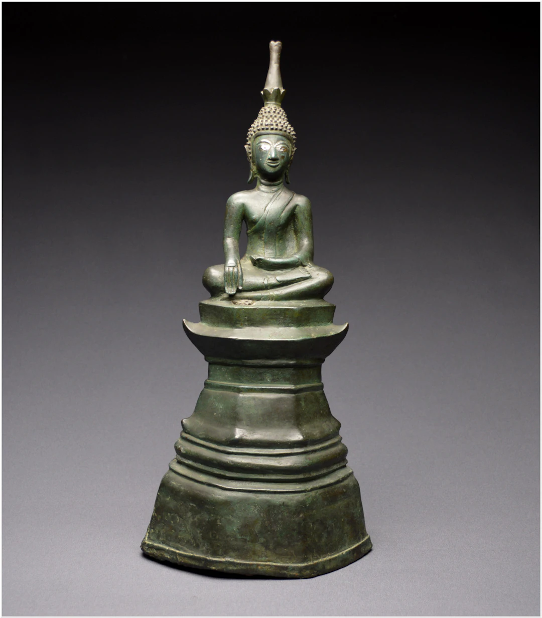 Laos, XVIIIème siècle, Important Bouddha Maravijaya en bronze à patine