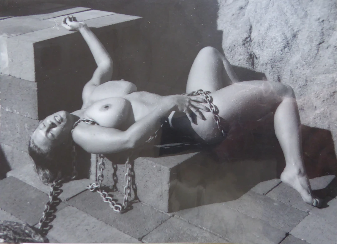 André DE DIENES - Nude with chains, 1960, Tirage argentique