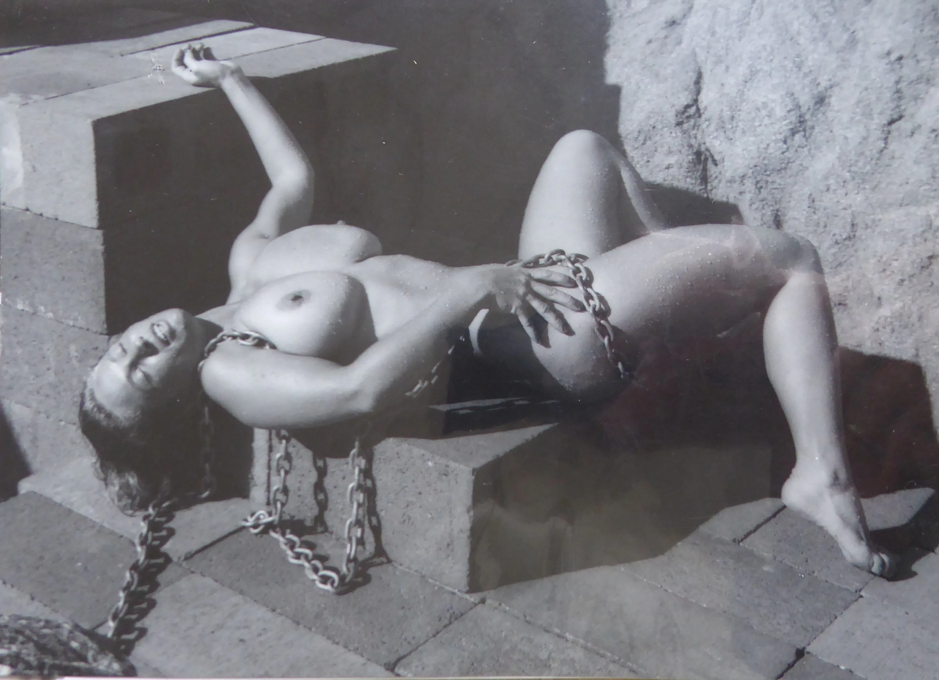 André DE DIENES - Nude with chains, 1960, Tirage argentique