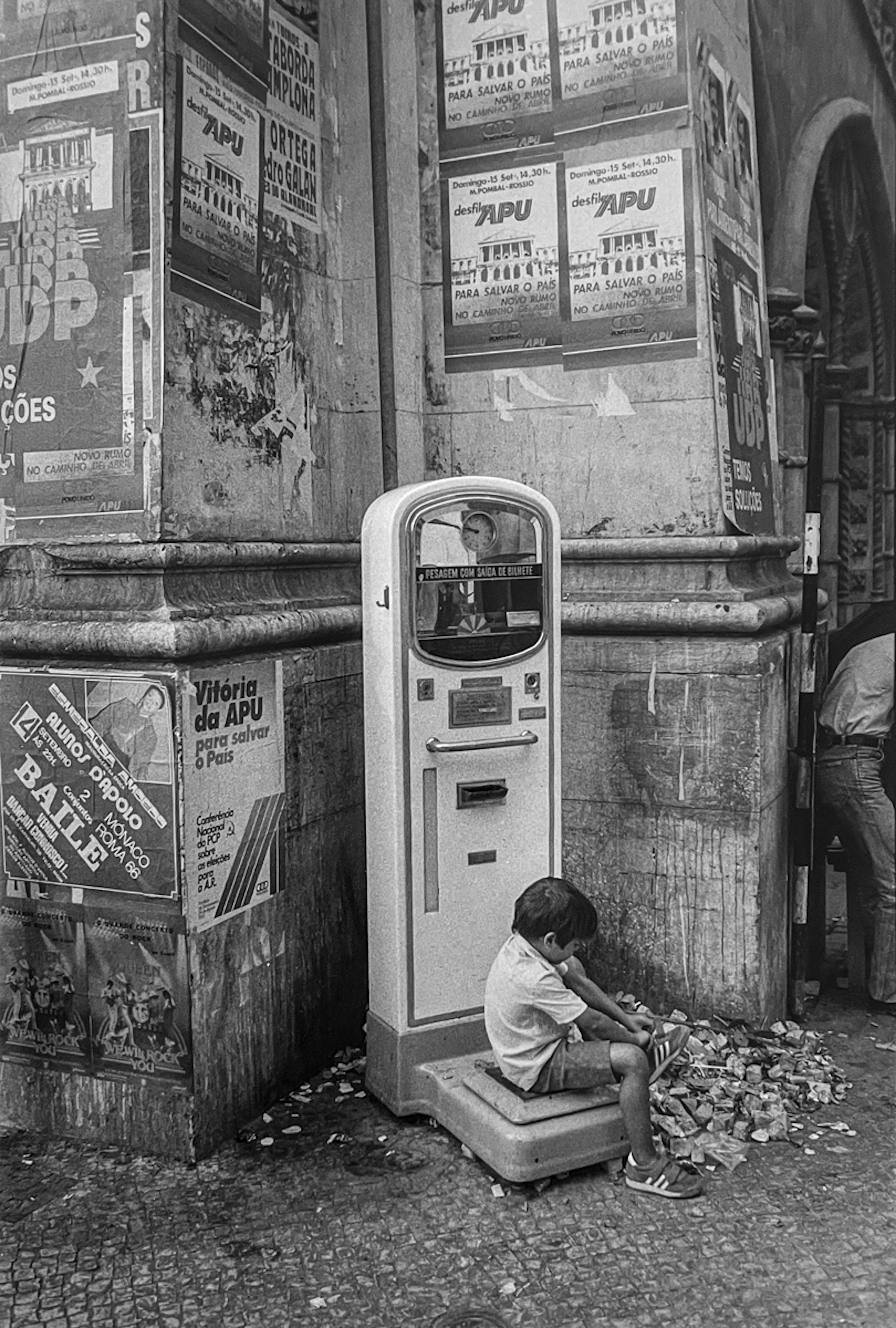 José Nicolas - Jeune enfant assis sur un pèse personne - Tirage argentique