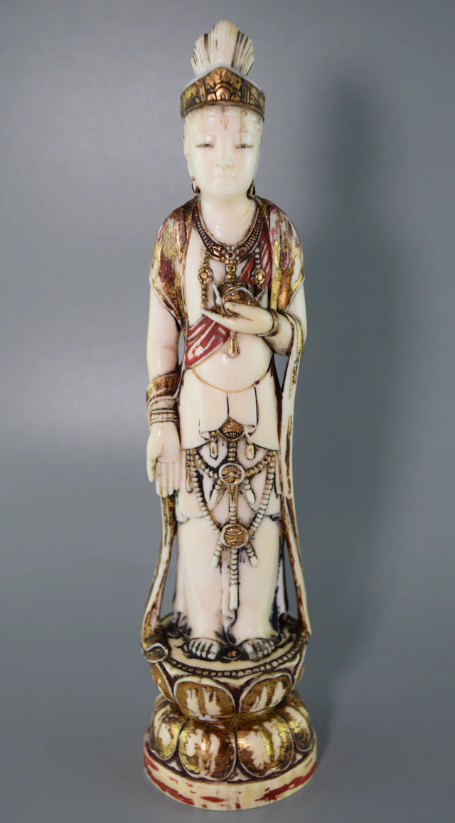 Japon - Okimono polychrome représentant la déesse Kannon, début du XXe siècle
