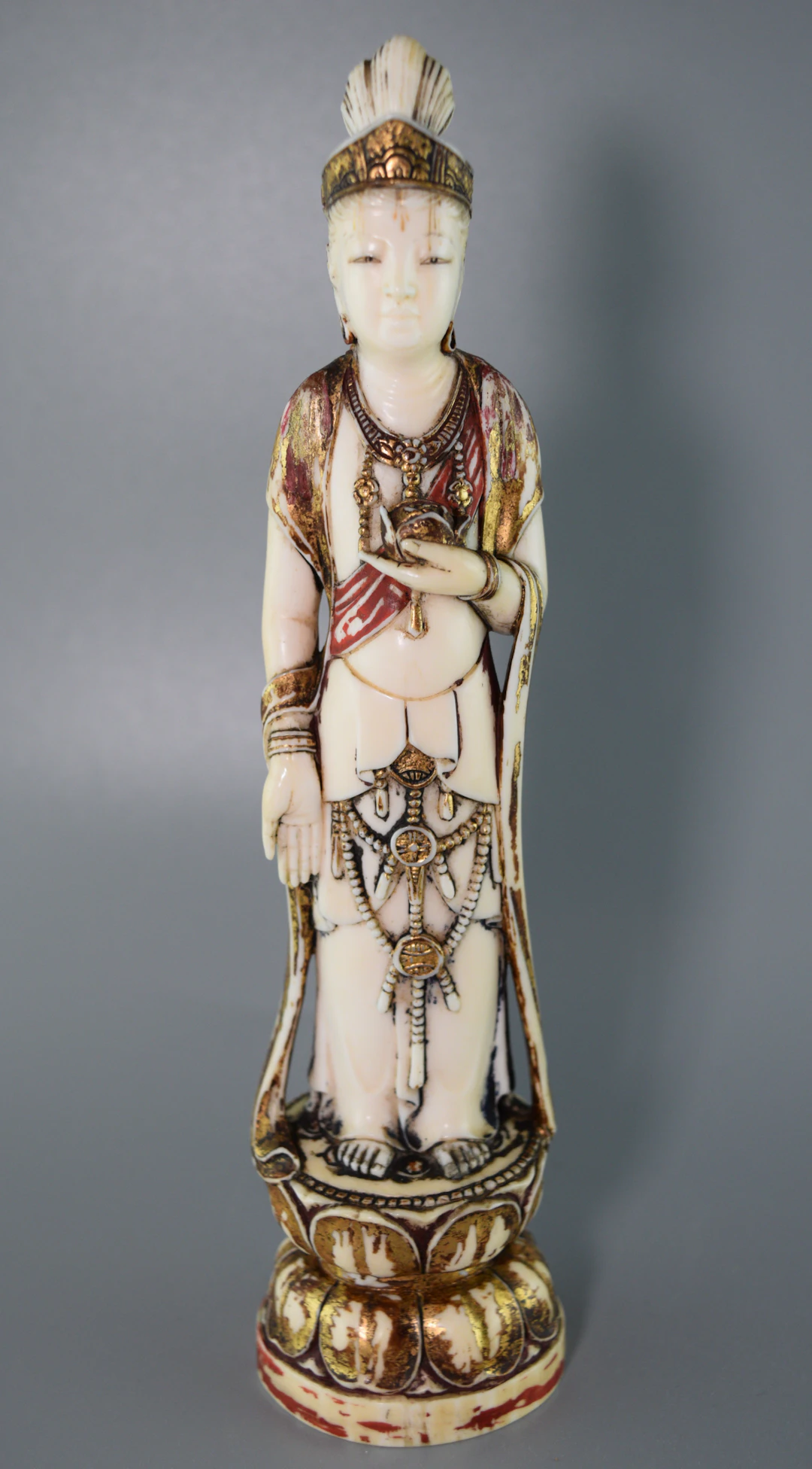 Japon - Okimono polychrome représentant la déesse Kannon, début du XXe siècle