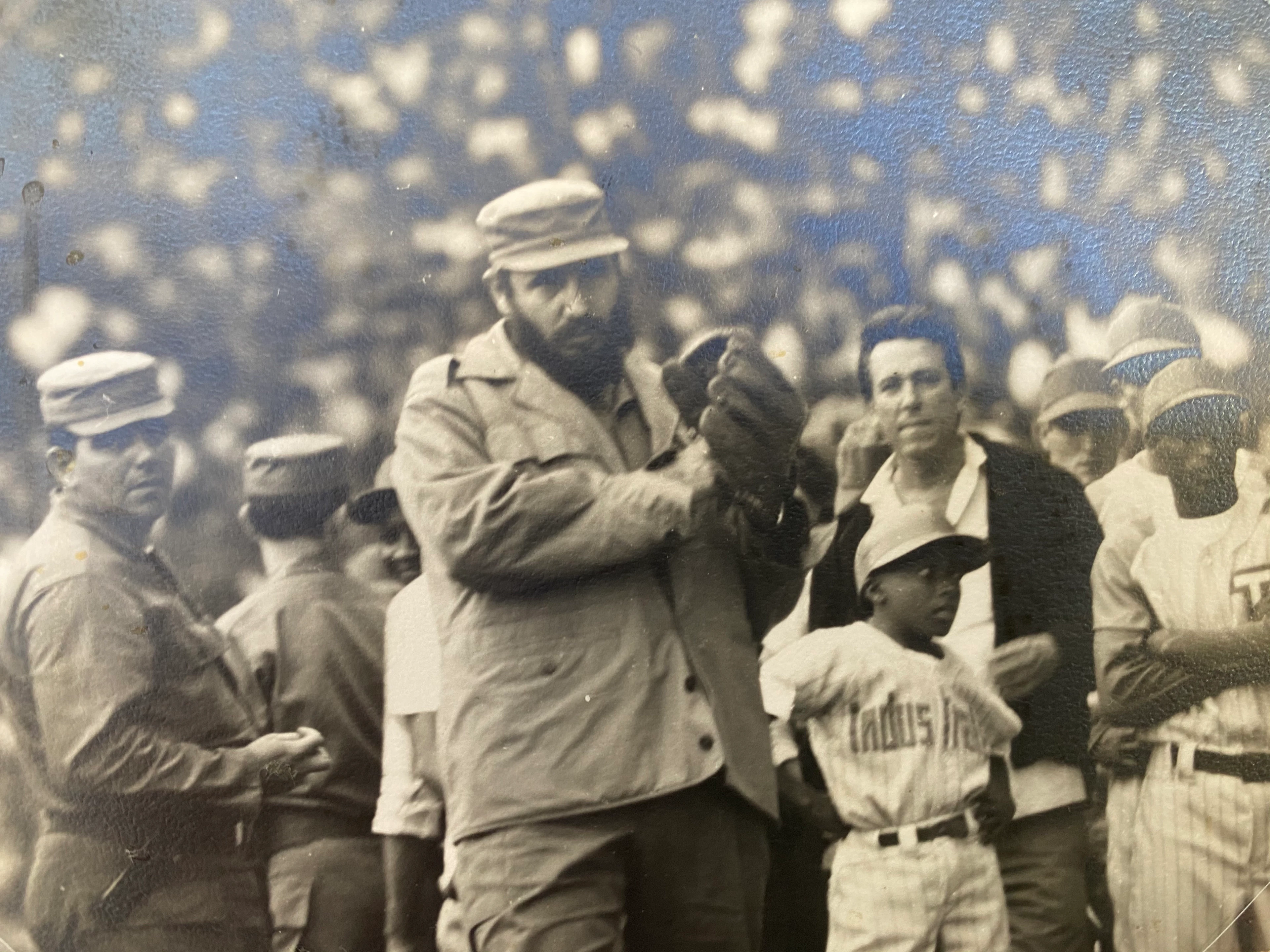 Alberto KORDA - Fidel Castro jouant au base ball, Cuba, 1970 - Tirage