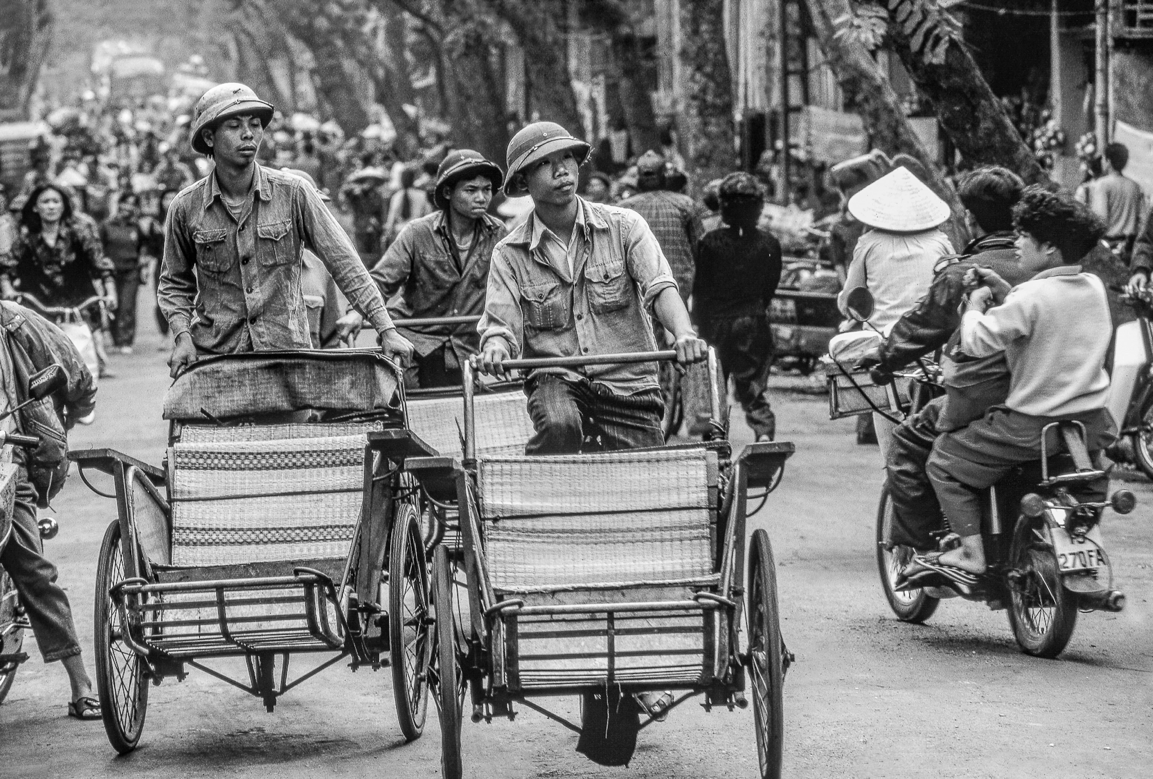 José Nicolas - Circulation à Hanoï, Vietnam, 1993 - Tirage argentique
