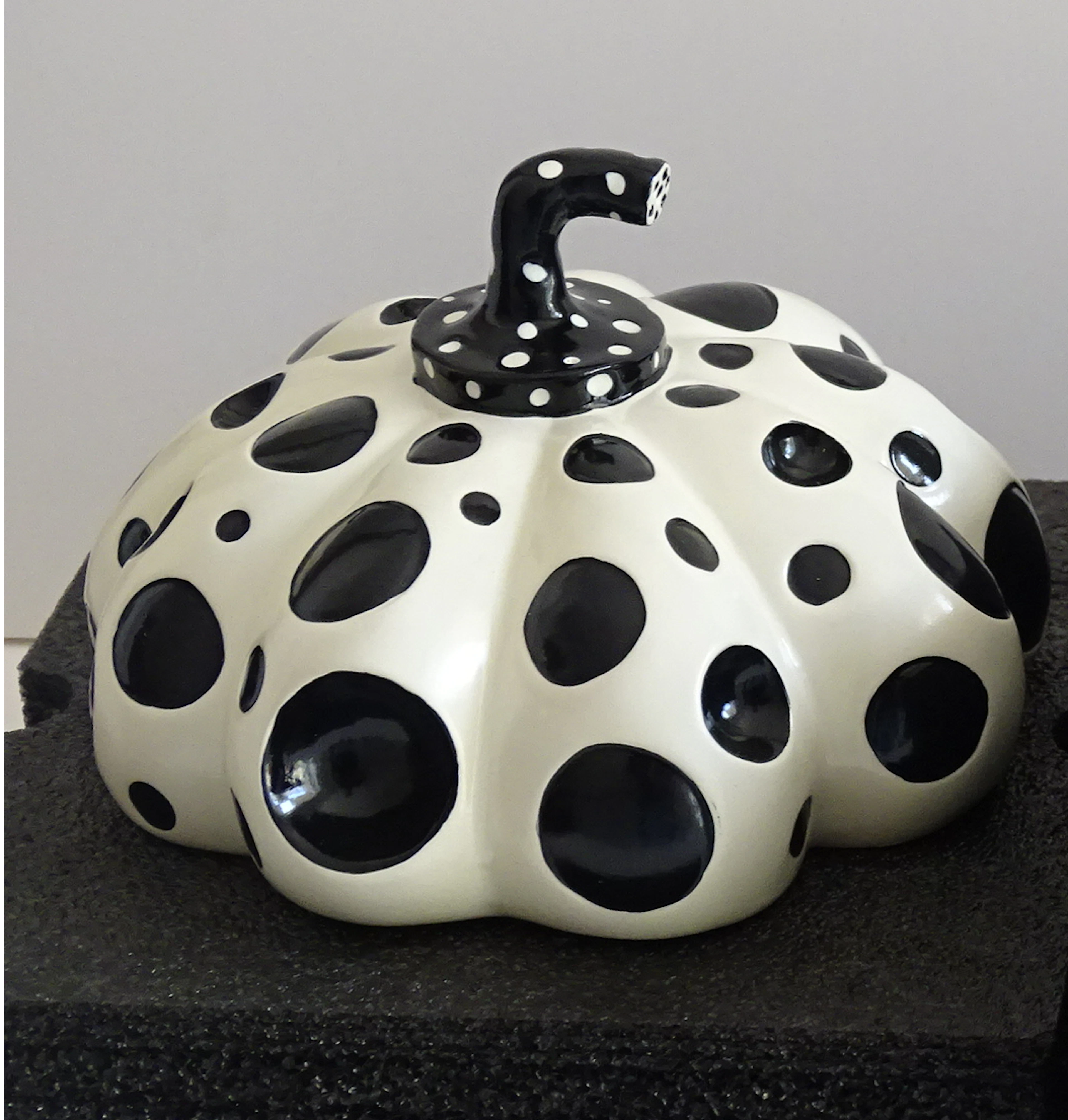 Yayoi KUSAMA : Citrouille de Naoshima (noir et blanc) - Sculpture