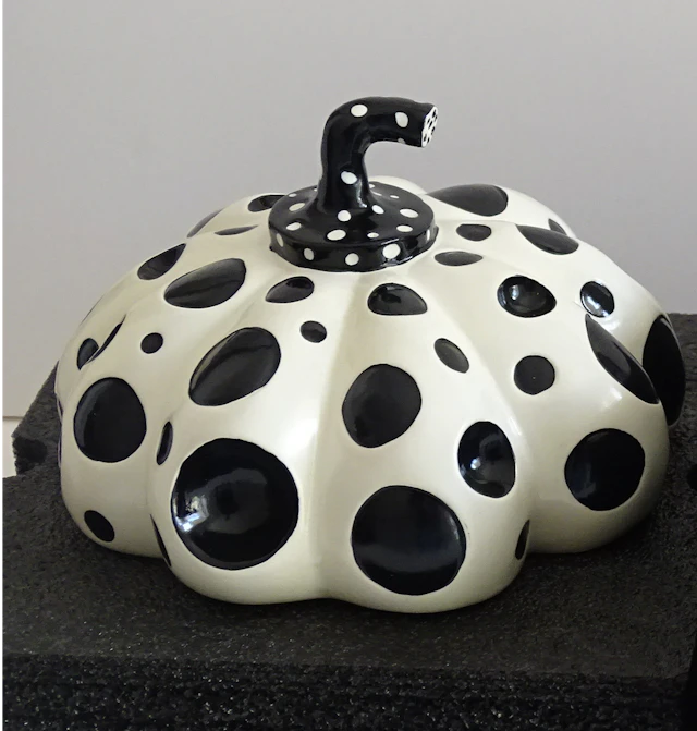 Yayoi KUSAMA : Citrouille de Naoshima (noir et blanc) - Sculpture