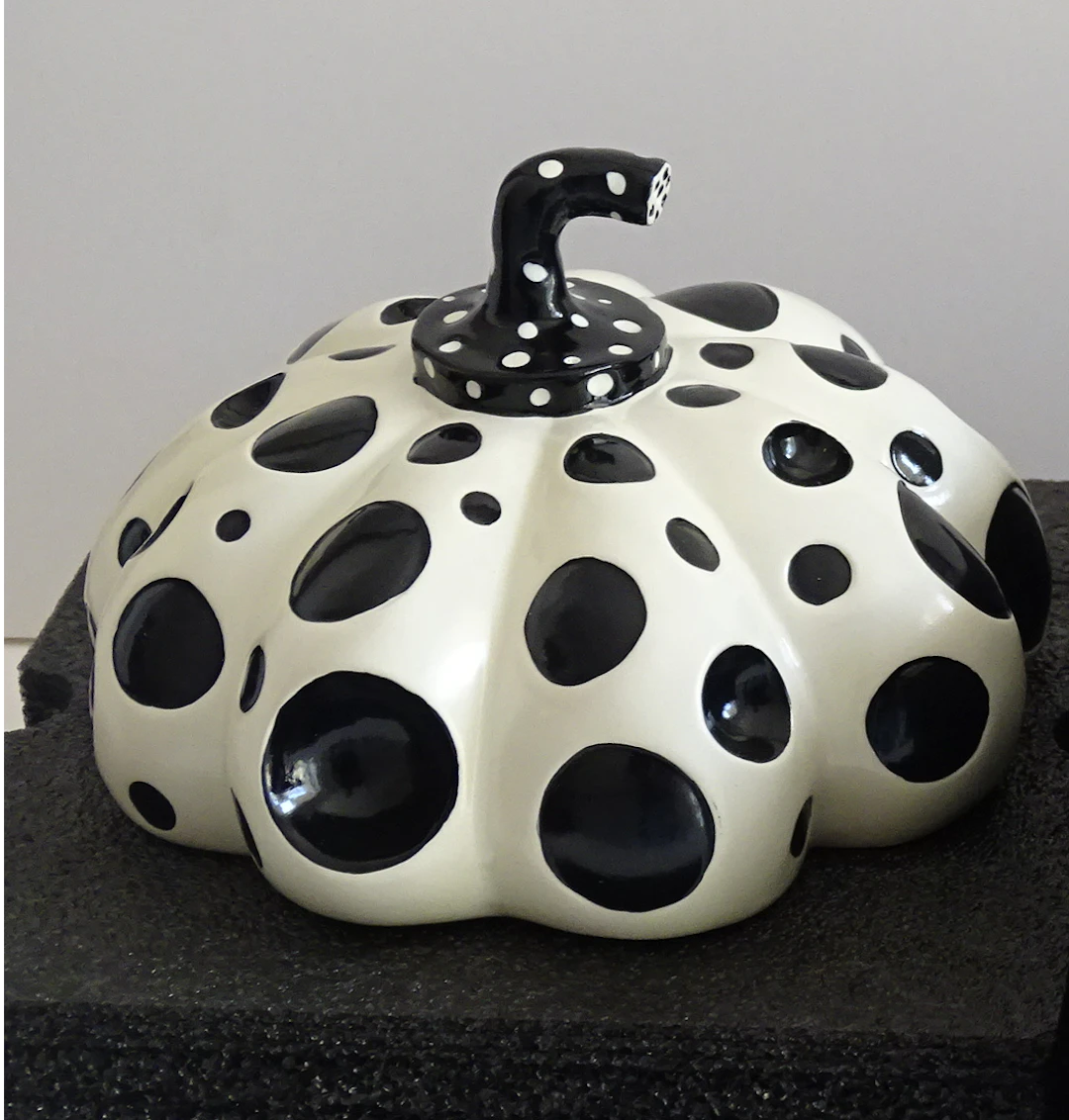Yayoi KUSAMA : Citrouille de Naoshima (noir et blanc) - Sculpture