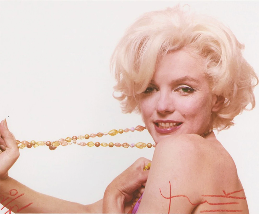 Bert Stern - Marilyn étire les perles, 2010 - Photographie signée