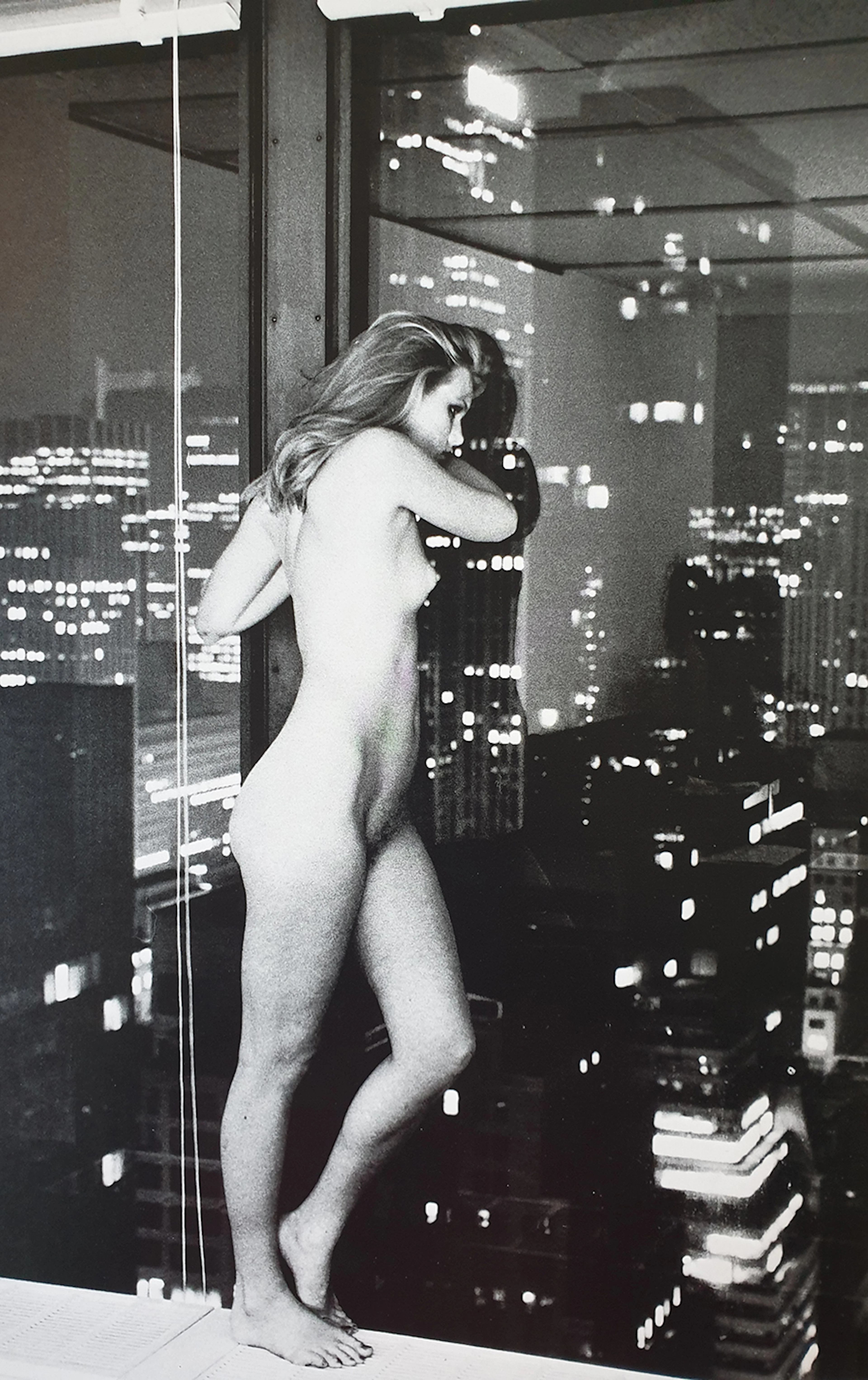 Helmut NEWTON - Patti Hansen Over Manhattan,1977, Photolithographie