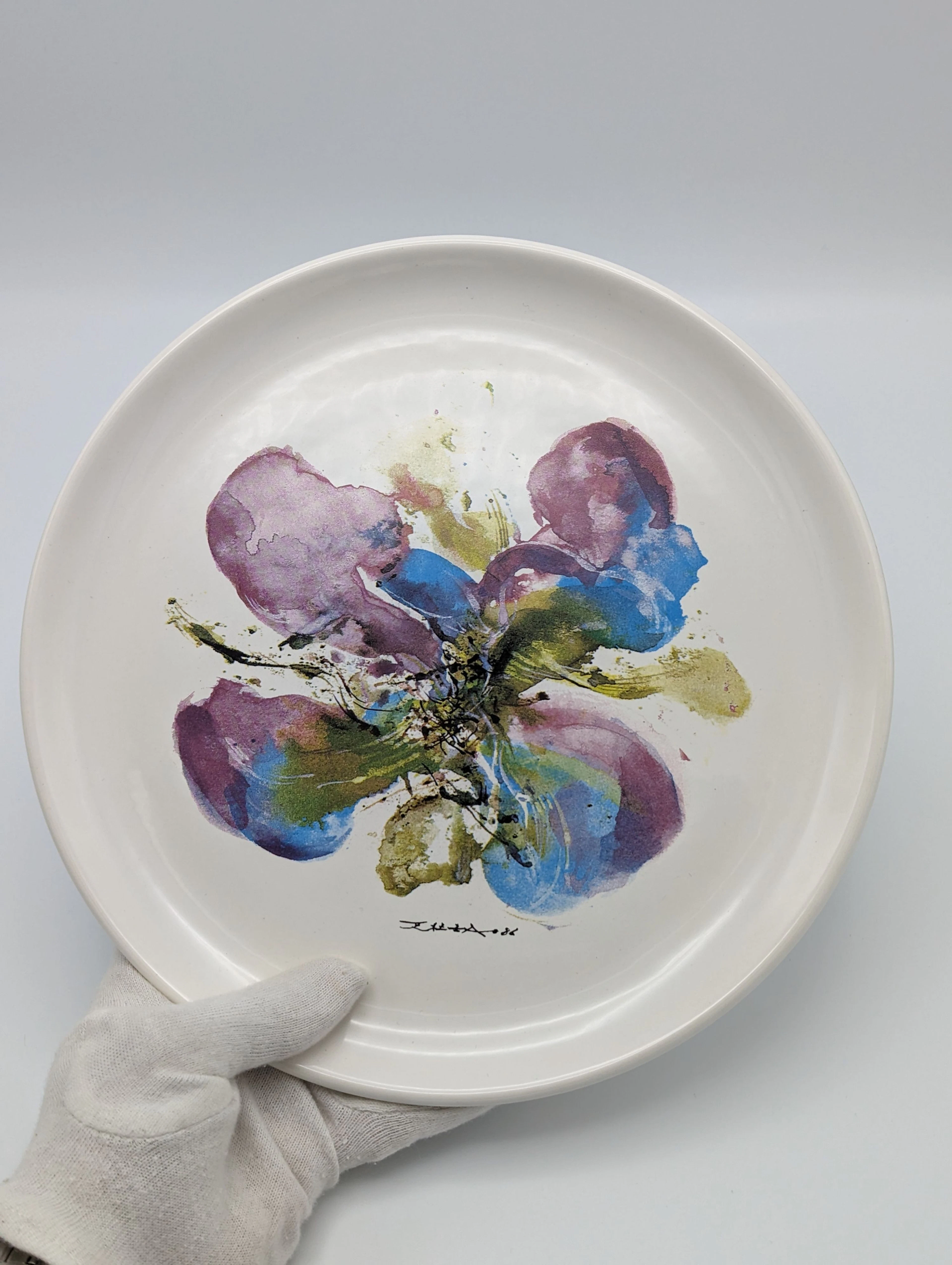 Zao WOU KI (1920-2013) Assiette " Orchidées " en porcelaine