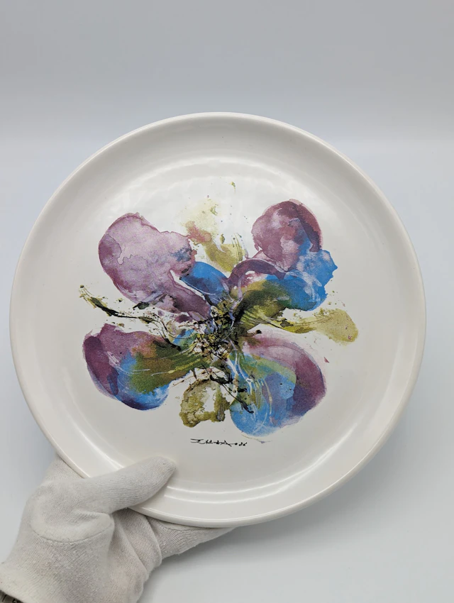 Zao WOU KI (1920-2013) Assiette " Orchidées " en porcelaine
