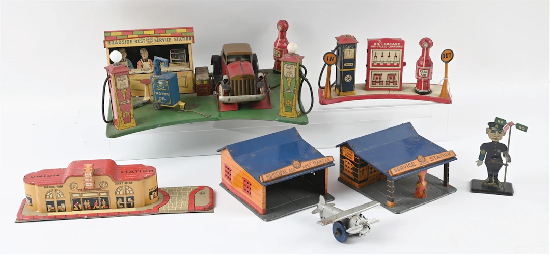 LOT OF 8: LOUIS MARX TIN ROADSIDE REST SERVICE STATIONS AND MUNICIPAL