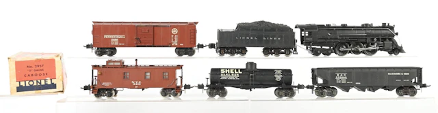 PRE-WAR LIONEL O-GA. NO. 226E STEAM LOCOMOTIVE & TENDER W/ 4 FREIGHT CARS