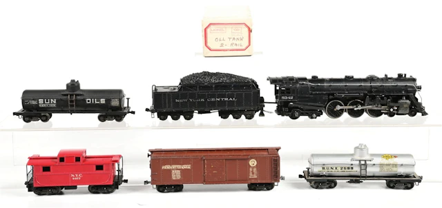 PRE-WAR LIONEL OO-GA. NEW YORK CENTRAL HUDSON STEAM LOCOMOTIVE & 4 FREIGHT CARS