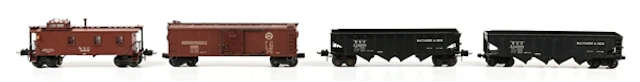 LOT OF 4: PRE-WAR LIONEL O-GA. SEMI-SCALE FREIGHT CARS