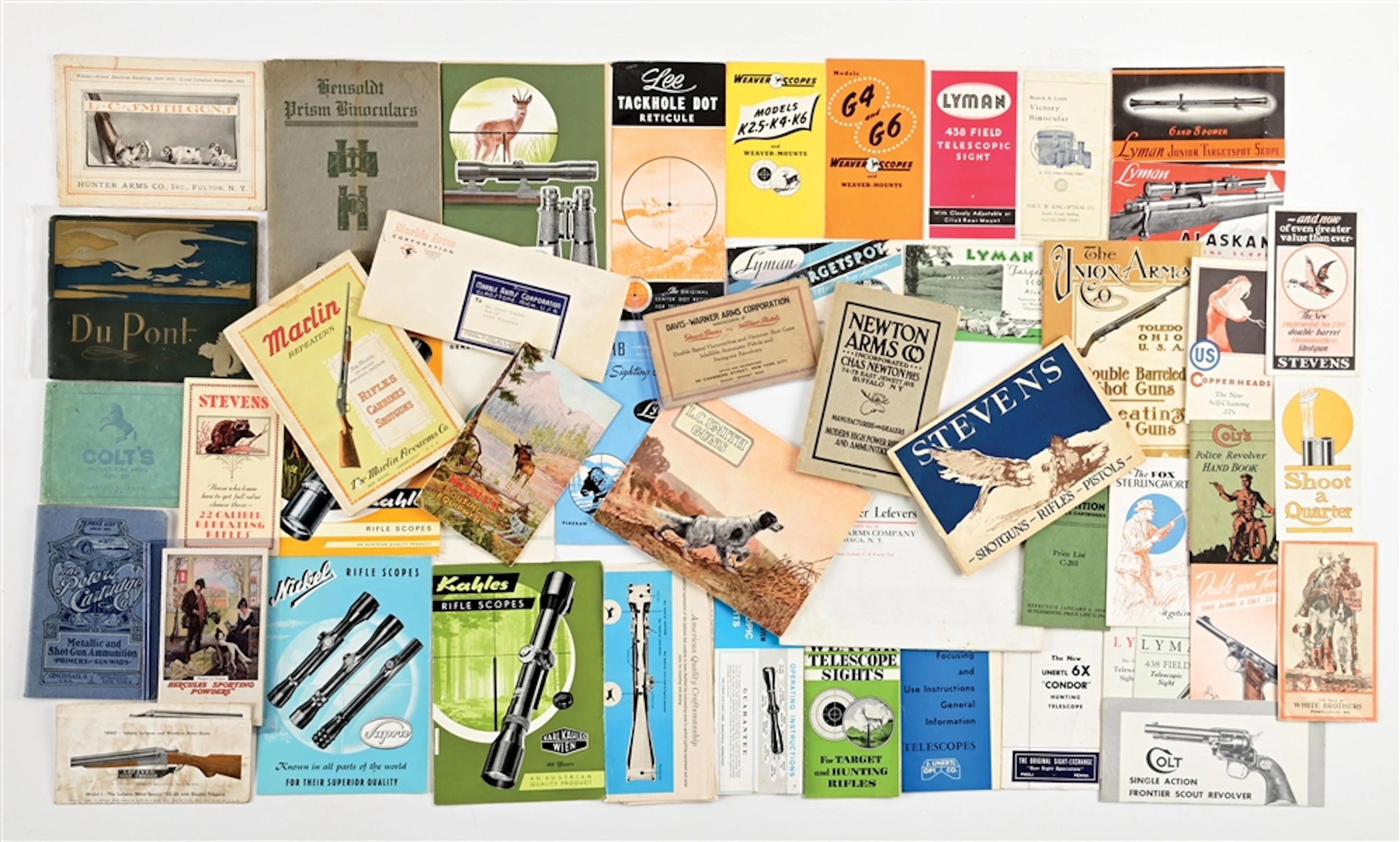 LARGE LOT OF 44 VINTAGE AMERICAN GUN CATALOGS, SCOPES, POWDER & PAPER.