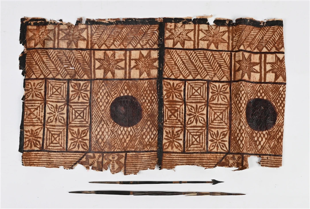 TAPA CLOTH & 2 SPEAR TIPS