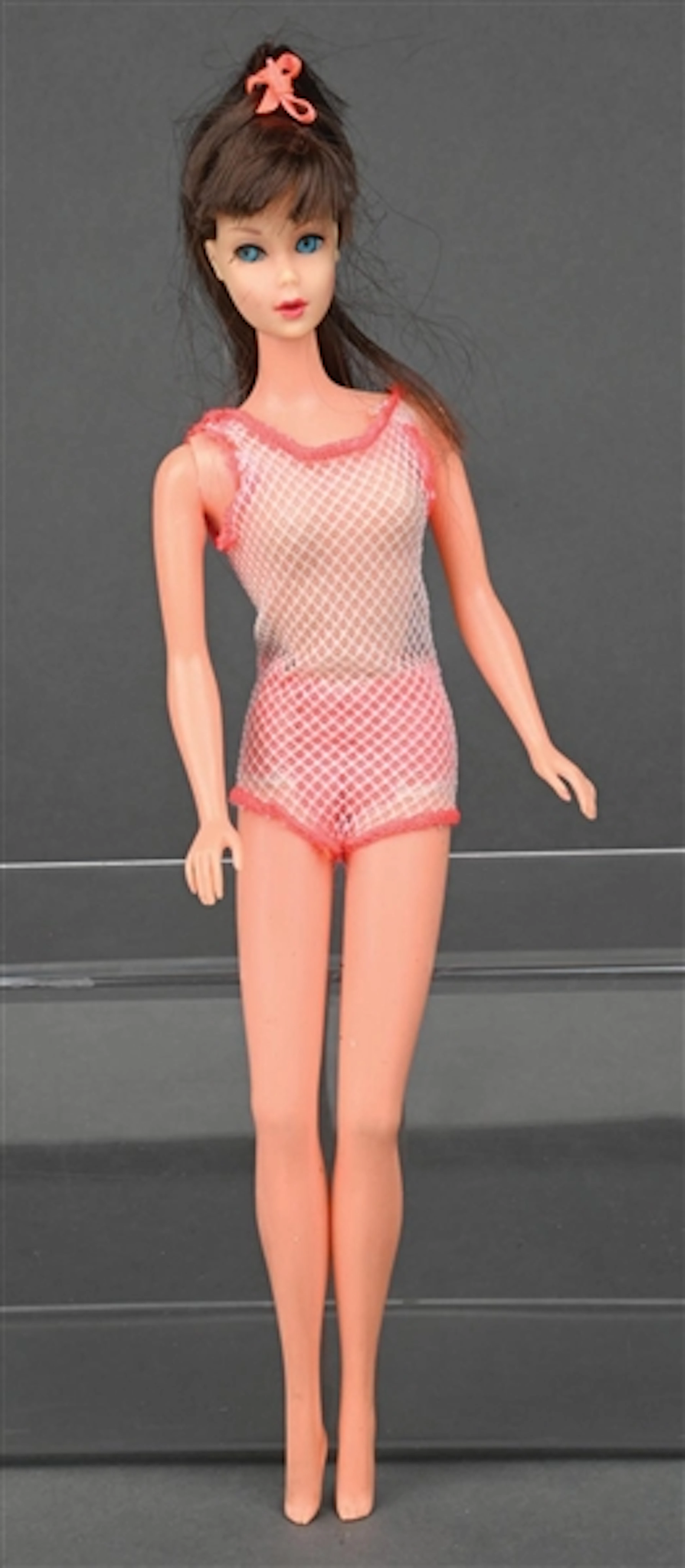 1968 BARBIE TWIST 'N TURN DOLL WITH ADDITIONAL CLOTHING