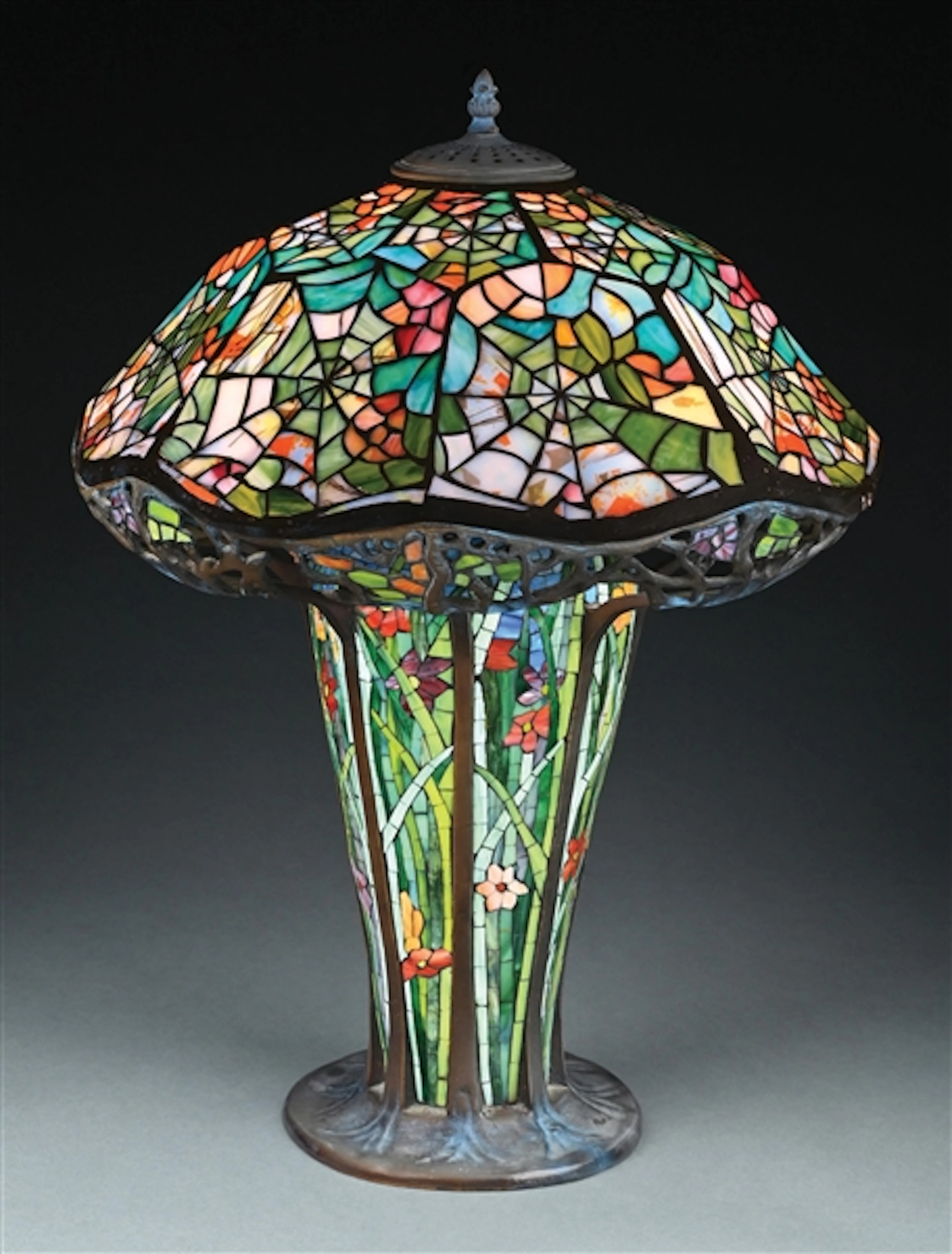 TIFFANY-STYLE COBWEB LEADED GLASS TABLE LAMP W/ BASE