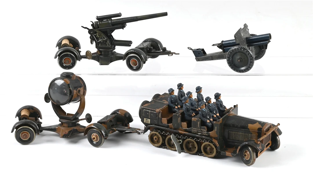 LOT OF 4: TIPP & CO. GERMAN TINPLATE HALF TRACK W/ 8 SOLDIERS, SEARCHLIGHT