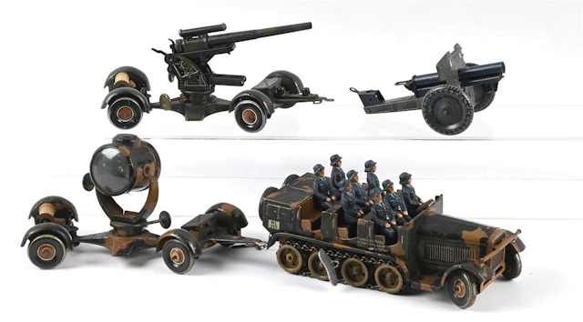 LOT OF 4: TIPP & CO. GERMAN TINPLATE HALF TRACK W/ 8 SOLDIERS, SEARCHLIGHT