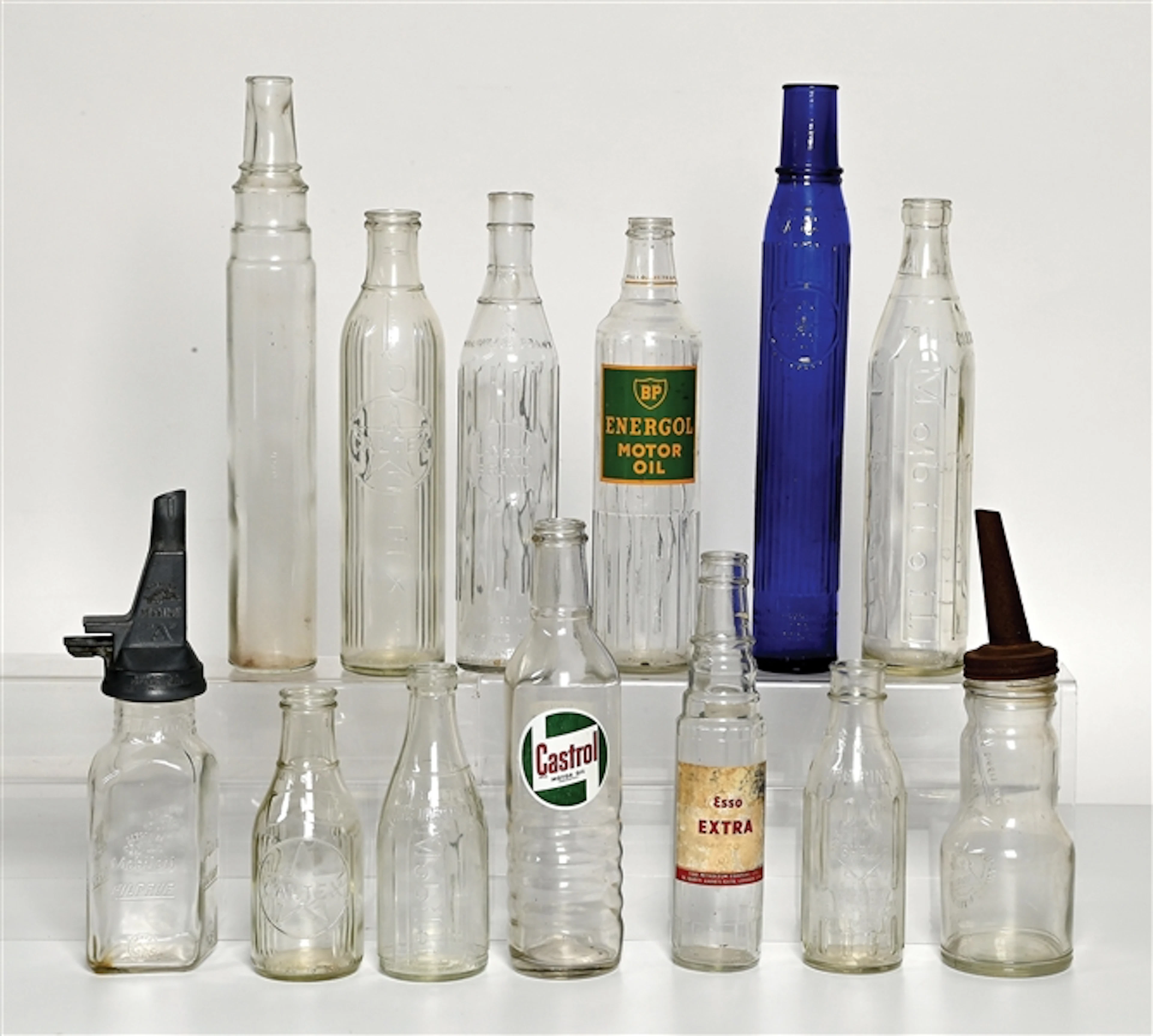 LARGE COLLECTION OF VARIOUS GLASS MOTOR OIL BOTTLES.