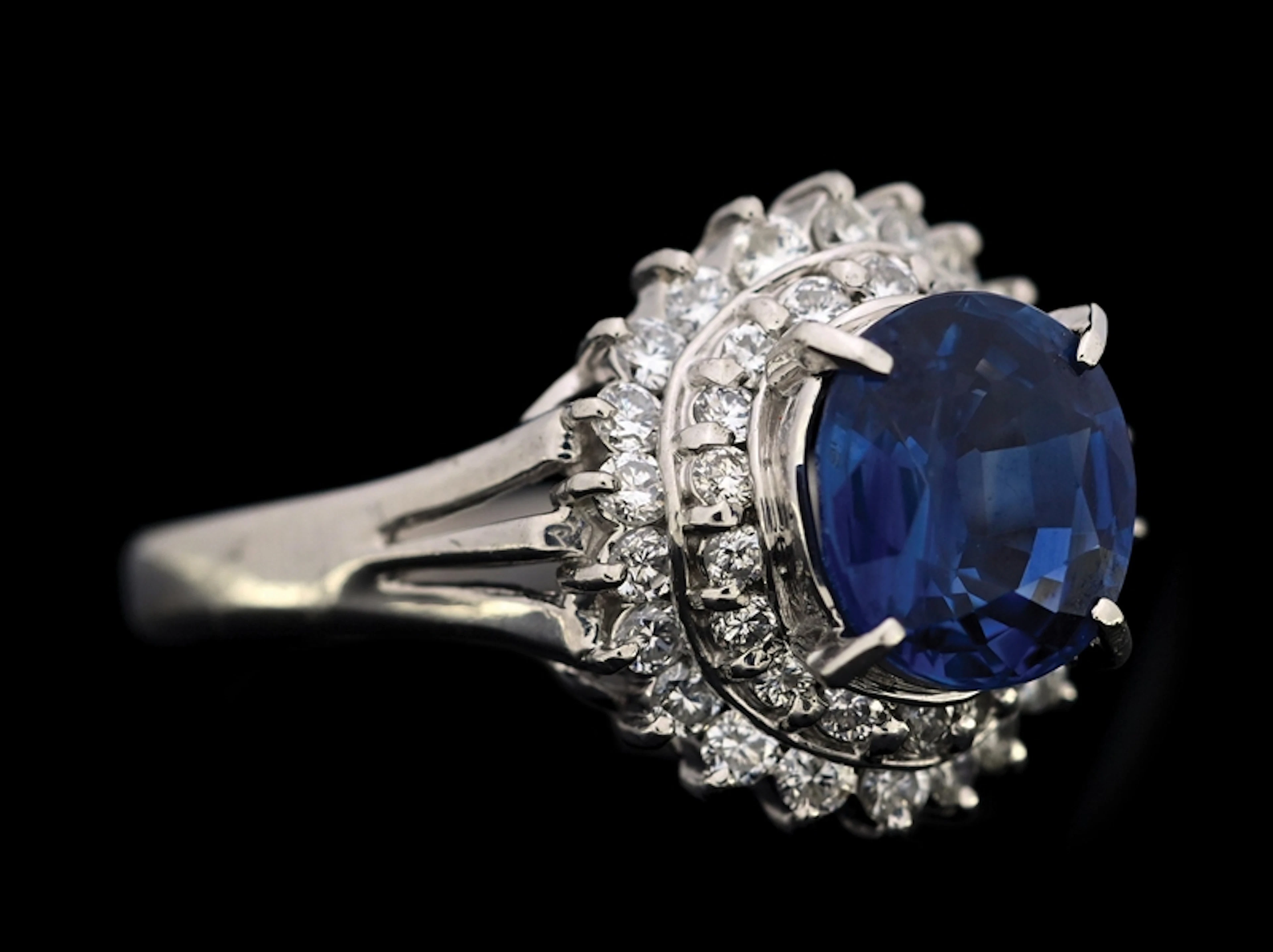 PLATINUM SAPPHIRE & DIAMOND RING W/REPORT
