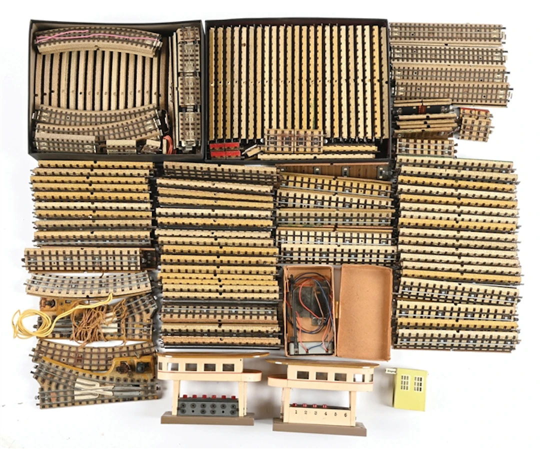 LARGE LOT OF: LOOSE MARKLIN HO-GA. TRAIN TRACKS AND ACCESSORIES