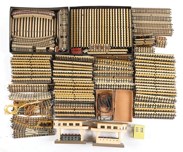LARGE LOT OF: LOOSE MARKLIN HO-GA. TRAIN TRACKS AND ACCESSORIES