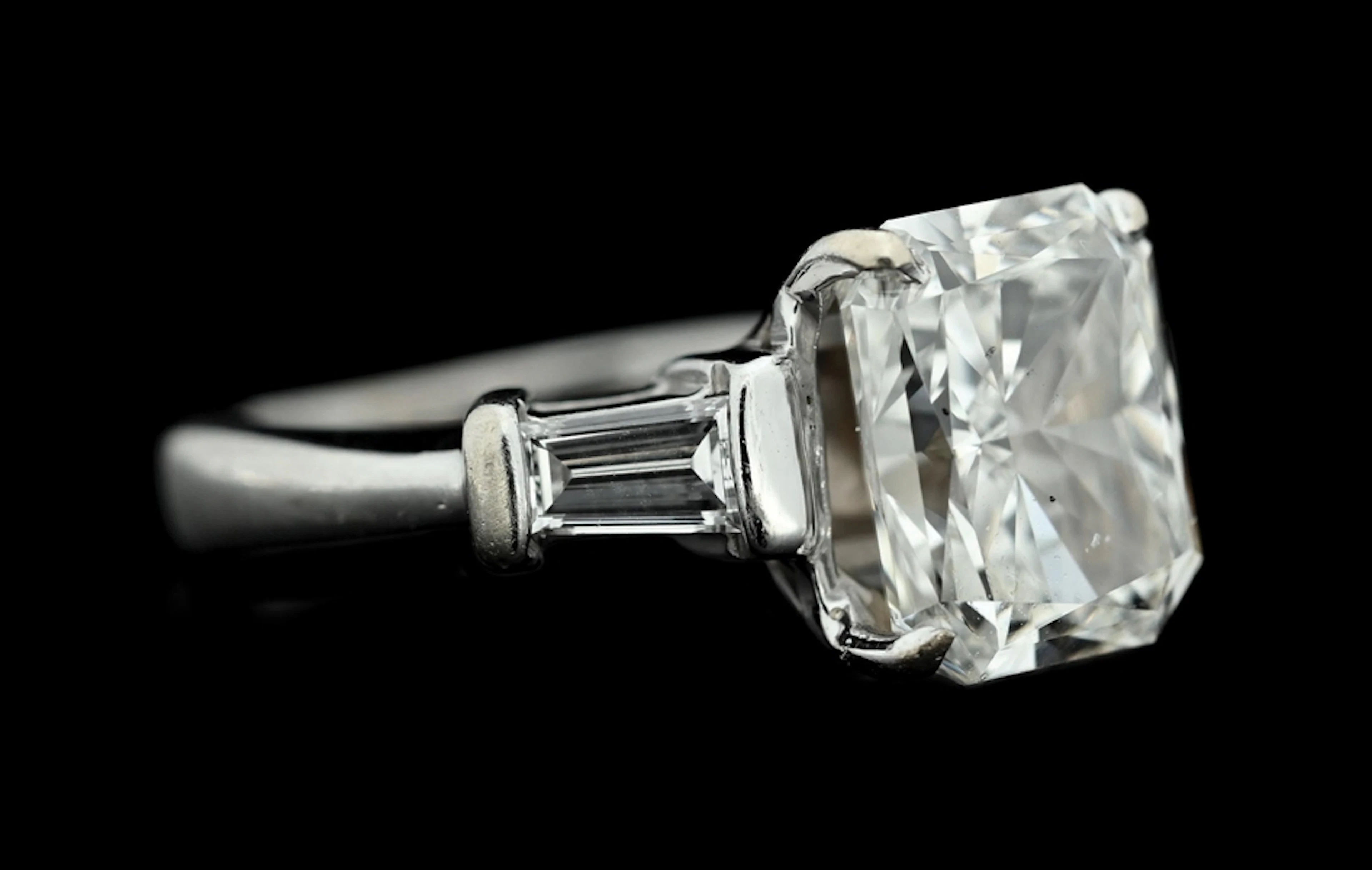 14K WHITE GOLD 4CT RADIANT-CUT DIAMOND RING W/GIA REPORT