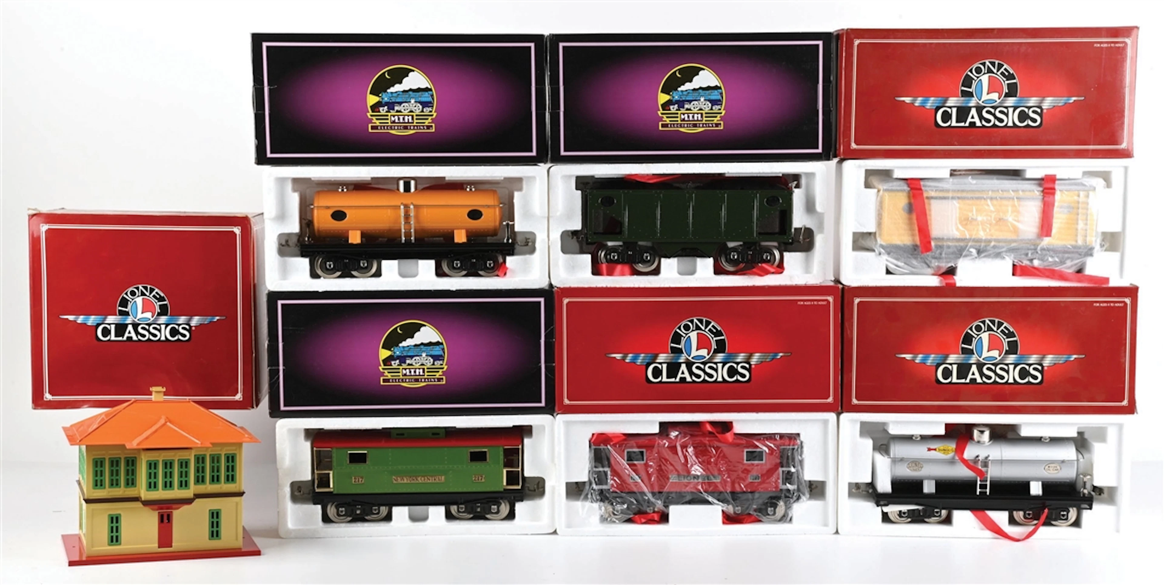LOT OF 7: MTH 200 SERIES & LIONEL FREIGHT CARS & 437 SWITCH TOWER