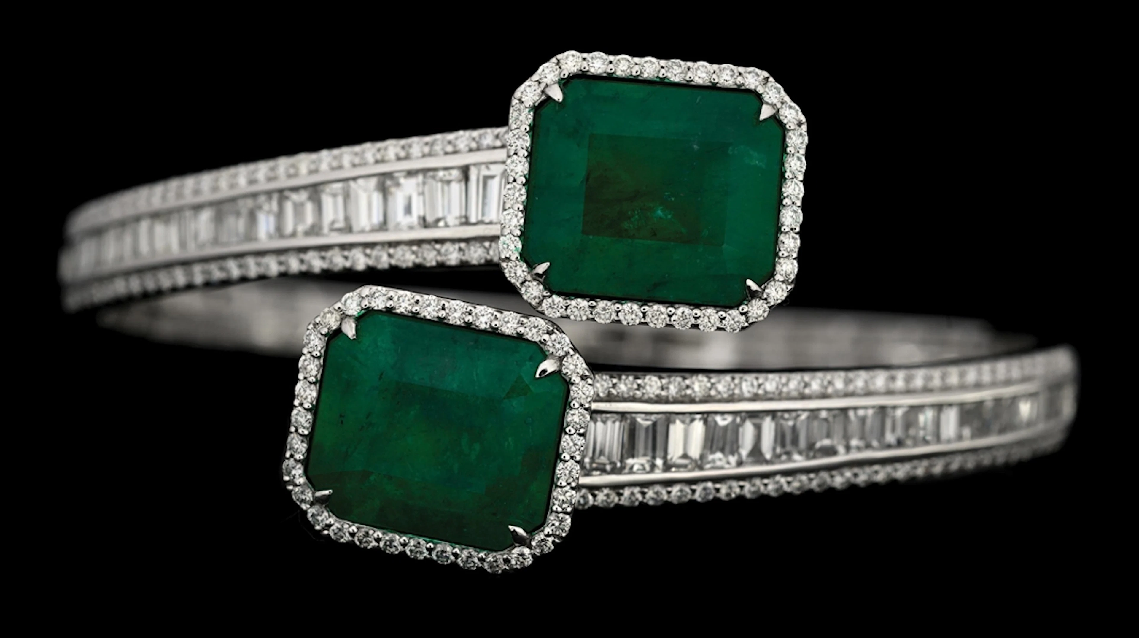 PLATINUM EMERALD & DIAMOND BANGLE BRACELET W/REPORT