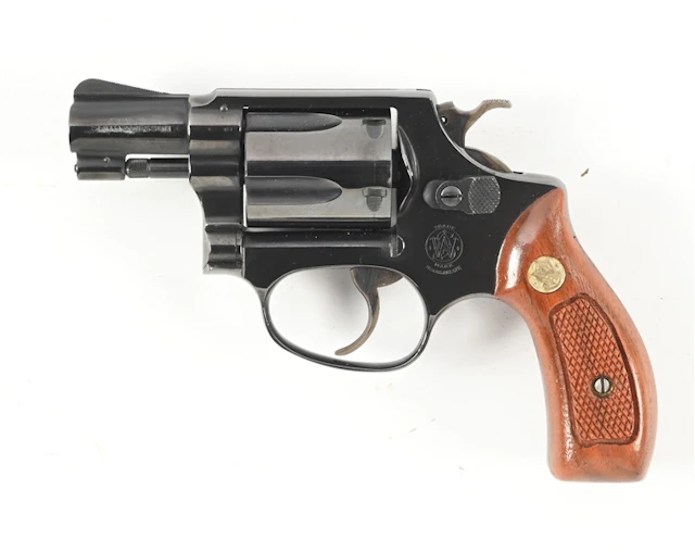 (M) SMITH & WESSON MODEL 36 DOUBLE ACTION REVOLVER.
