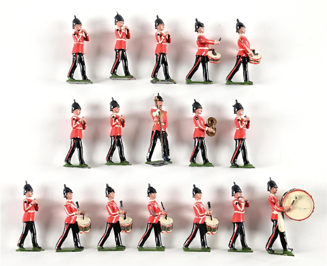 PRE- AND POST-WAR BRITAINS MIDDLESEX REGIMENT PIPES AND DRUMS 17-PIECE