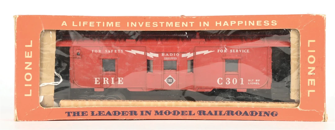 LIONEL POSTWAR O. GAUGE NO. 6517-75 ERIE BAY WINDOW CABOOSE WITH ORIGINAL BOX