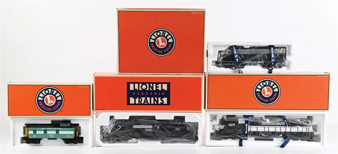 LOT OF 4: LIONEL DIESEL LOCOMOTIVES