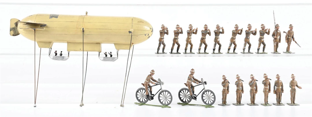 HEYDE DIRIGIBLE W/ GROUND CREW ASSORTMENT