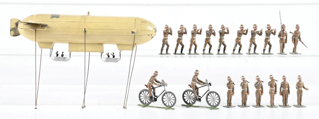 HEYDE DIRIGIBLE W/ GROUND CREW ASSORTMENT